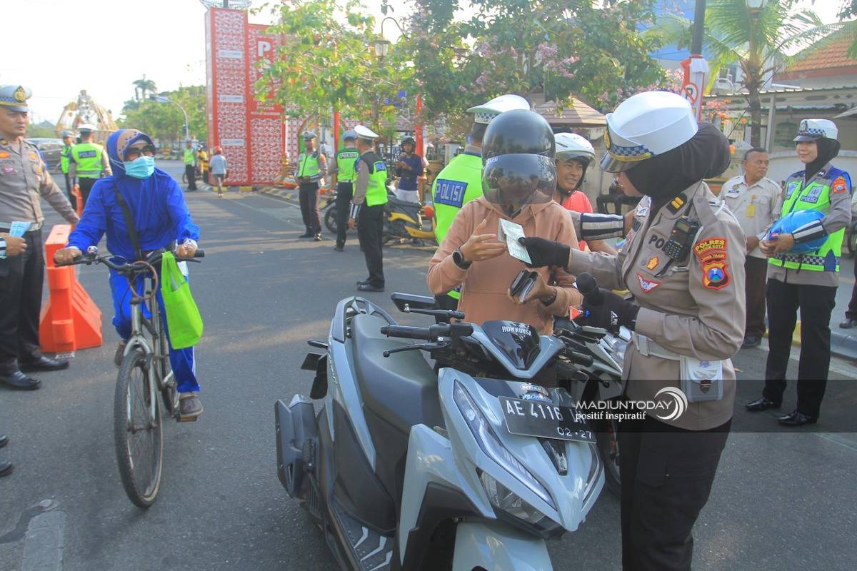 Foto 4 dari 5: Tak Pandang Usia, Pengendara Motor Wajib Pakai Helm