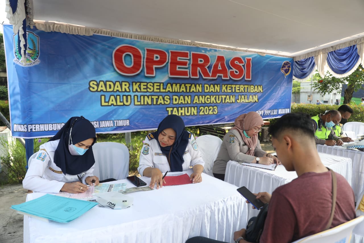 Foto 10 dari 12: Jaring Pelanggar LLAJ, Tim Gabungan Sediakan Pembayaran Pajak Hingga Tilang Di Tempat