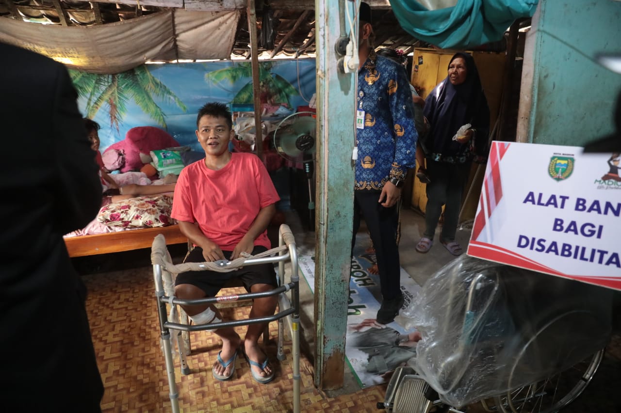 Foto 1 dari 6: Bantu Warga Korban Kecelakaan, Wali Kota Salurkan Kursi Roda