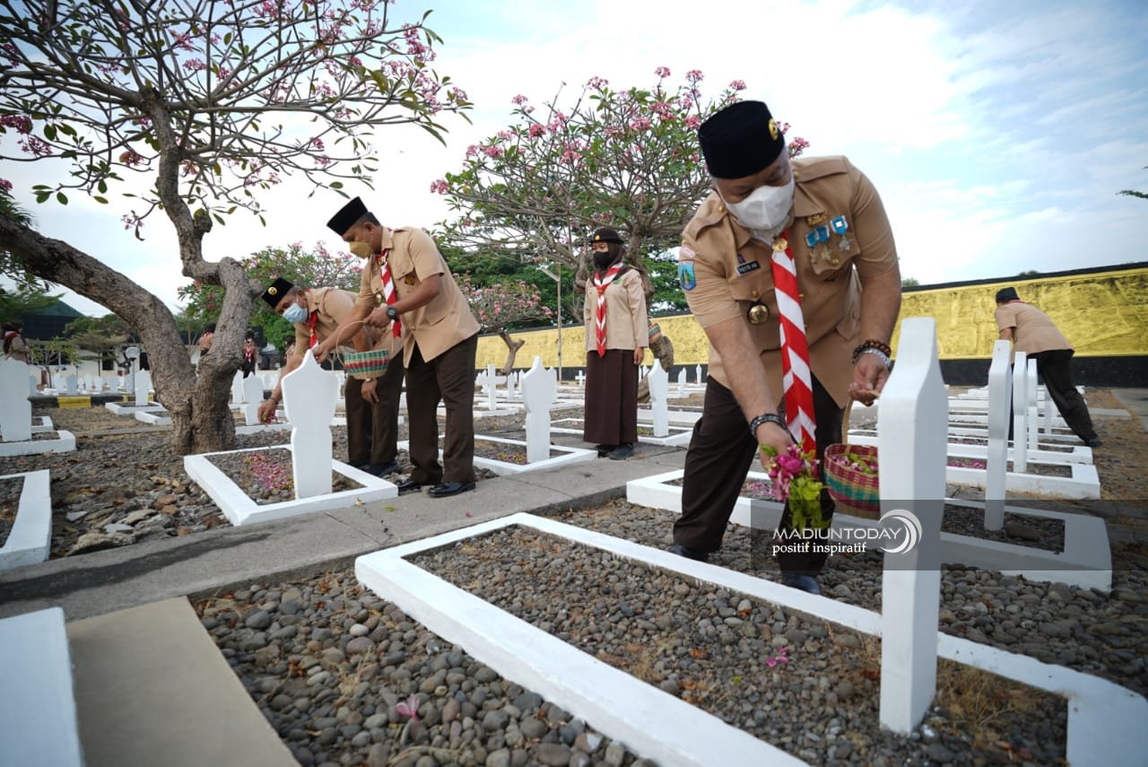 Jelang Peringatan HUT Pramuka, Kwarcab Kota Madiun Gelar Tabur Bunga Di Makam Pahlawan