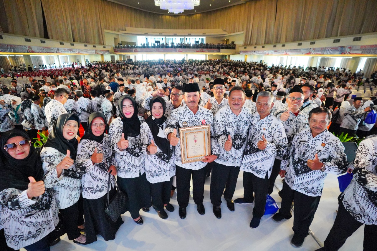 Foto 10 dari 10: Komitmen Tingkatkan Pendidikan, Wali Kota Maidi Diganjar Anugerah Dwija Praja Nugraha