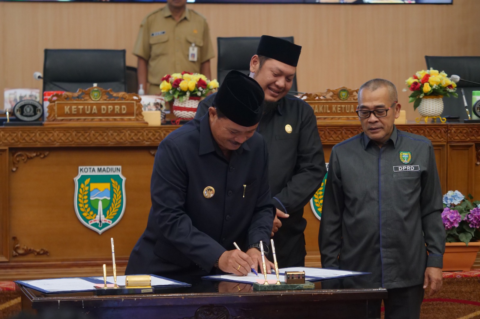 Foto 3 dari 10: Rapat Paripurna Pendapat Akhir Fraksi Terkait Rencana RTRW, Wali Kota: Catatan Akan Jadi Bahan Evaluasi
