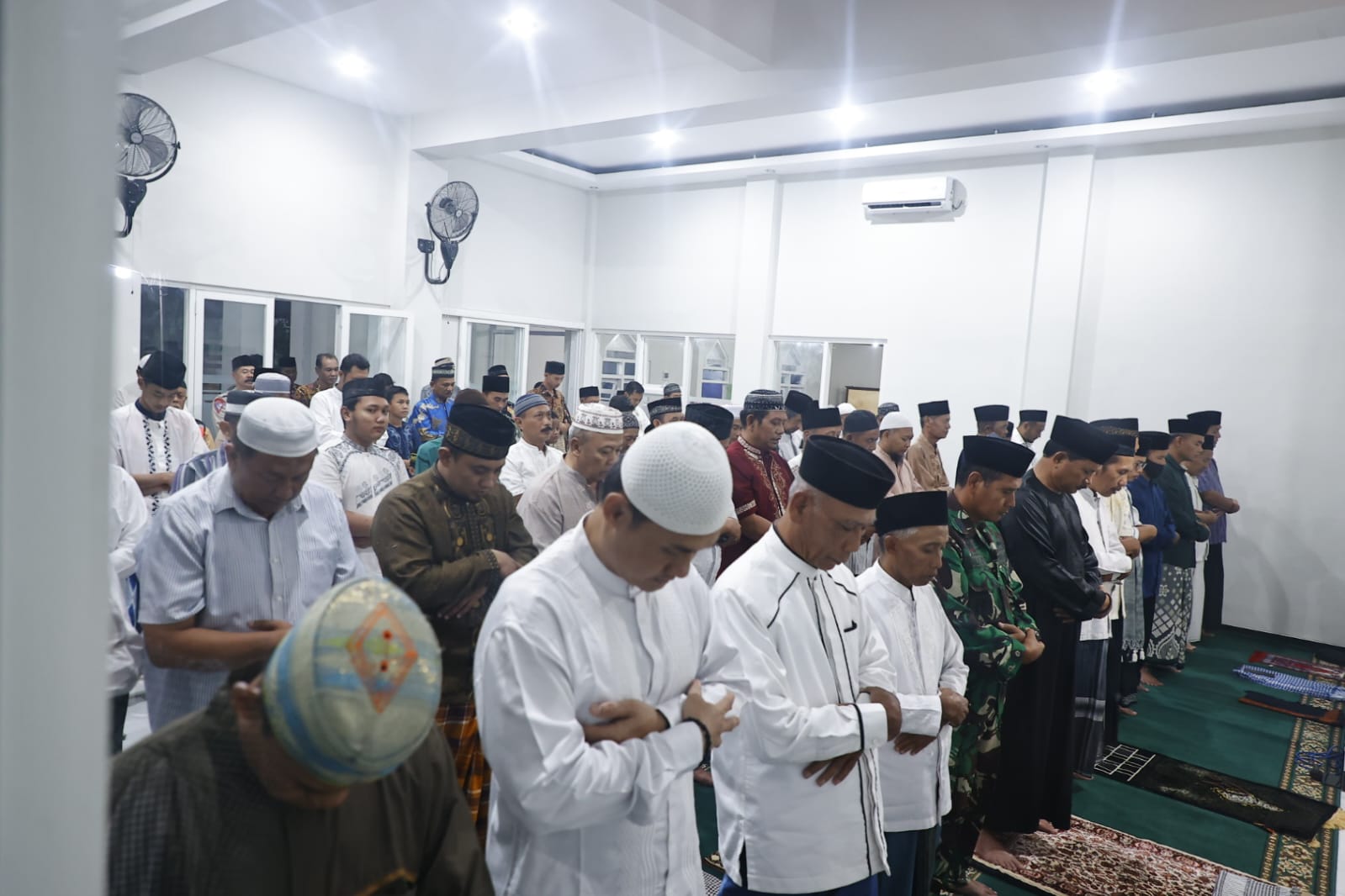 Foto 5 dari 12: Tarawih di Masjid Baiturohim Lanjutan Safari Ramadan, Wali Kota Harap Jamaah Tak Khawatir Kebutuhan Pokok Lebaran