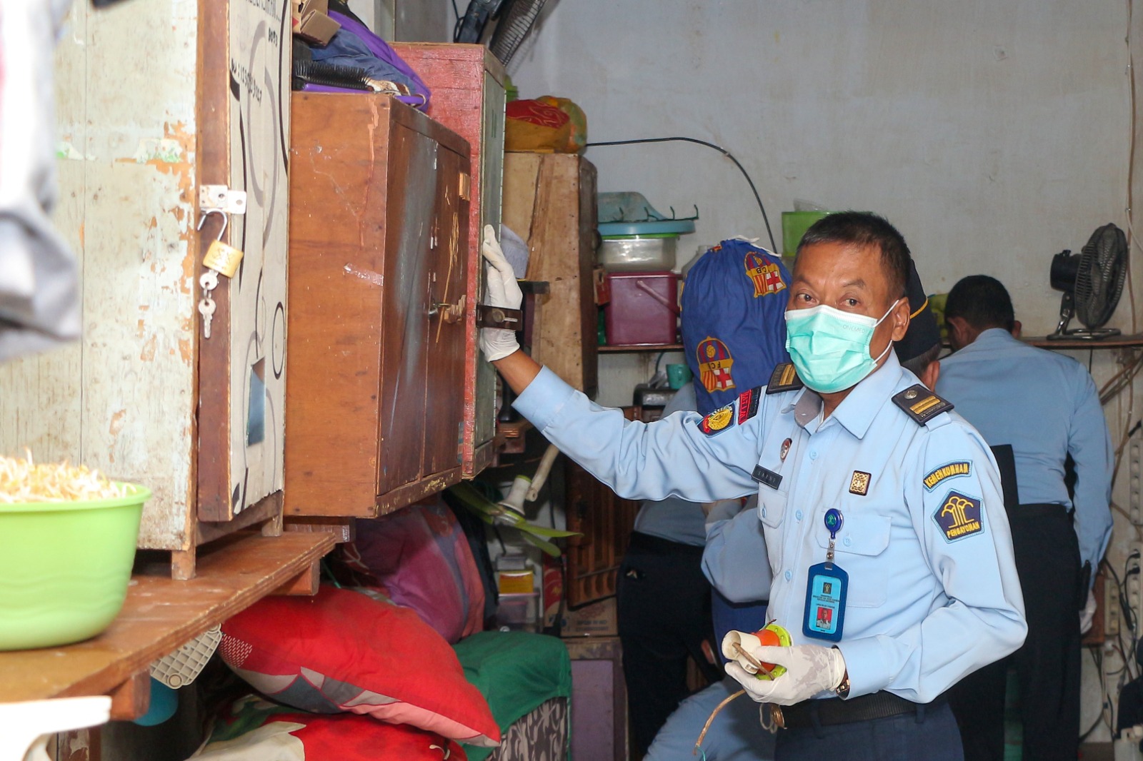 Foto 3 dari 4: Wujudkan Zero Halinar, Lapas Kelas I Madiun Gelar Sidak Dan Tes Urine Bagi Warga Binaan