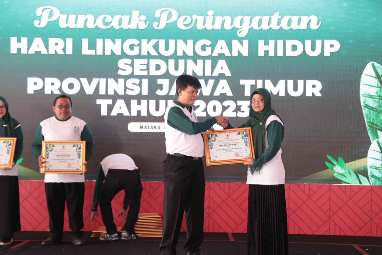 Foto 3 dari 10: Borong Penghargaan 11 Sekolah Raih Adiwiyata tingkat Provinsi, 4 Kelurahan Raih Kelurahan Berseri Tingkat Pratama