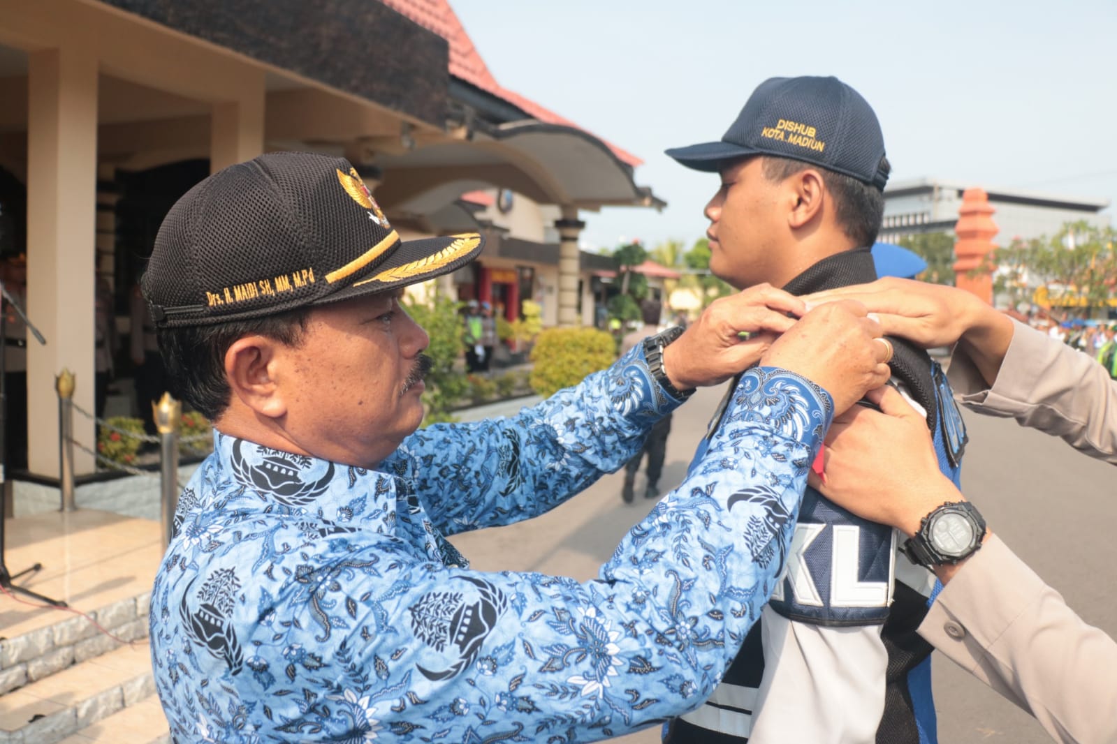 Foto 9 dari 10: Pimpin Apel Gelar Pasukan Ops Ketupat Semeru 2023, Wali Kota: Aman dan Nyaman Kebutuhan Masyarakat