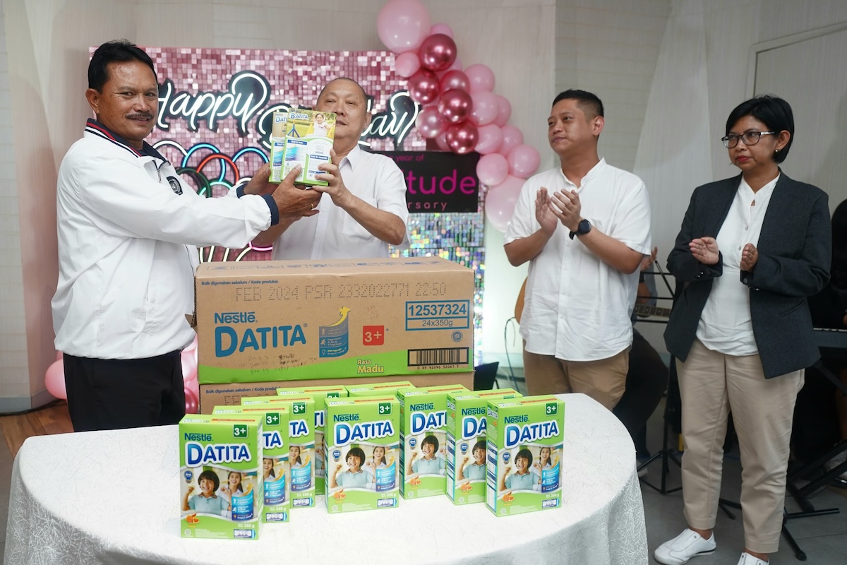 Foto 6 dari 9: Hadiri HUT Fave Hotel, Pemkot Madiun Dapat CSR 960 Box Susu Anak