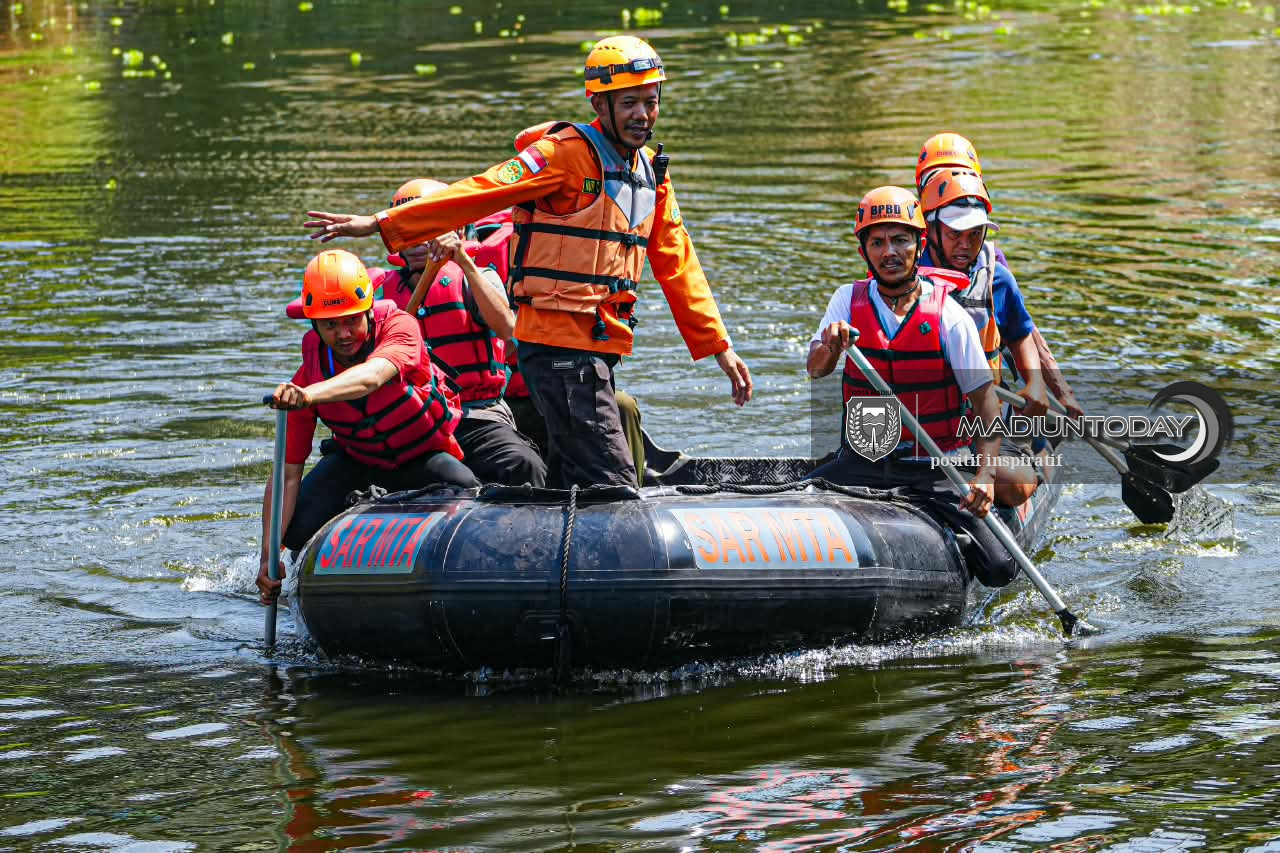 Foto 12 dari 19: Mendayungpun Ada Aturannya, Serunya Pelatihan Water Rescue di Kali Bantaran