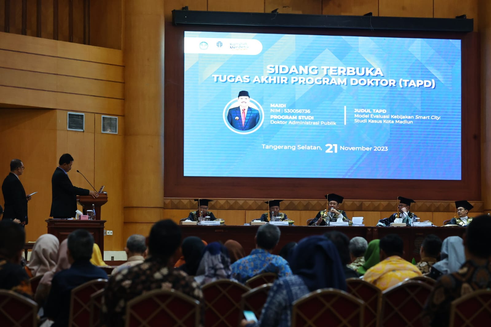 Foto 4 dari 9: Lulus Dengan Predikat Sangat Memuaskan, Wali Kota Maidi Resmi Sandang Gelar Doktor Pertama Dari UT