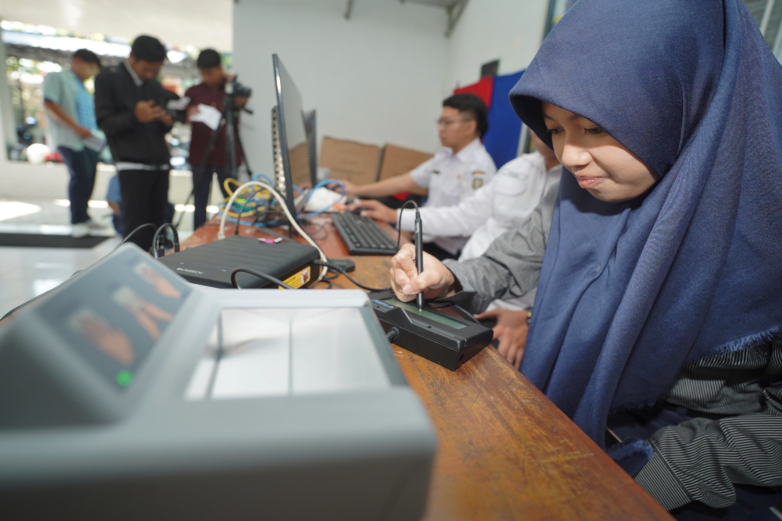 Foto 2 dari 8: Mudahkan Layanan Perekaman KTP-el untuk Pelajar, Dispendukcapil Kota Madiun Datangi Sekolah