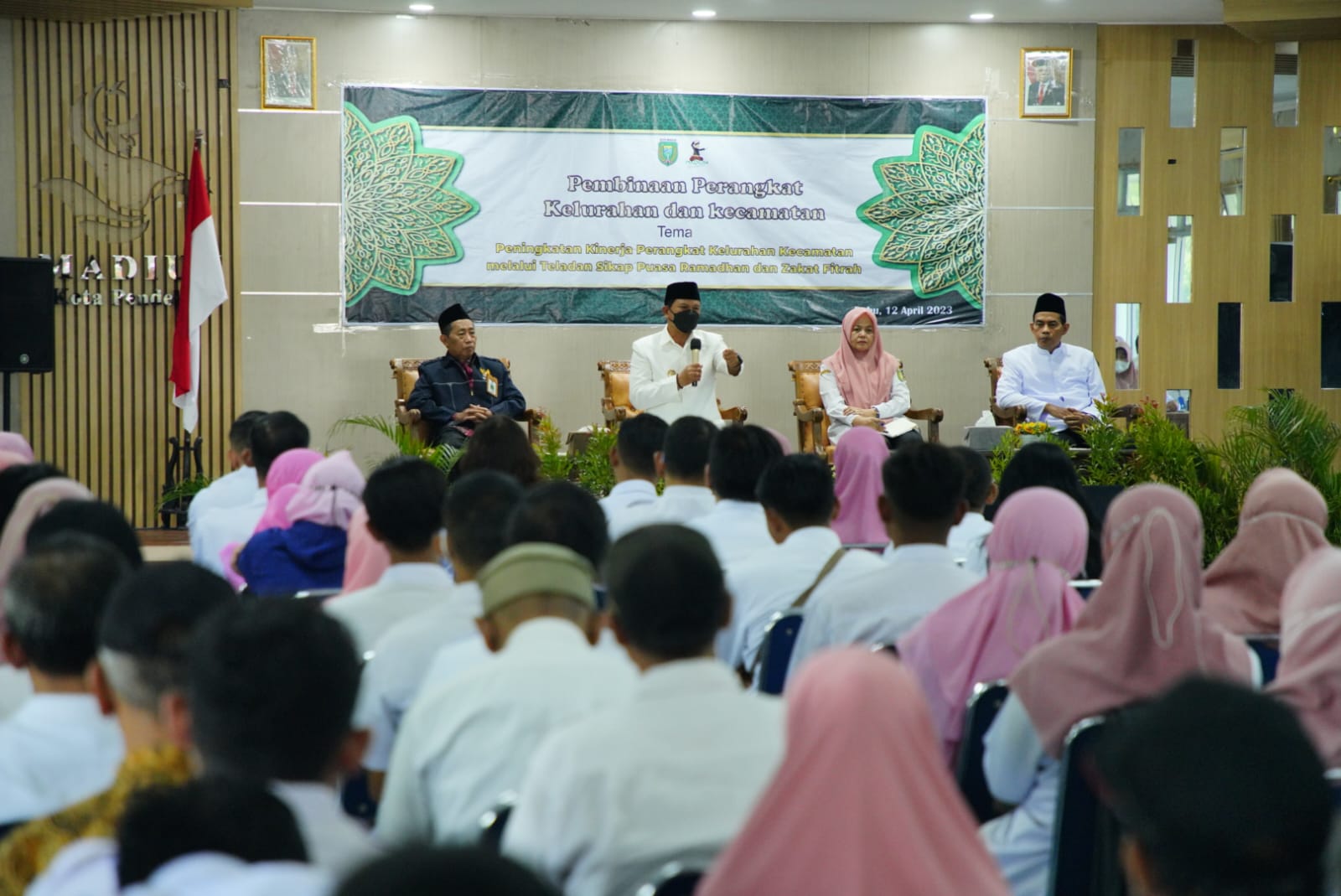 Foto 1 dari 8: Gelar Pembinaan Bagi Perangkat Kelurahan dan Kecamatan Kartoharjo, Wali Kota Harap Perkuat Sinergi
