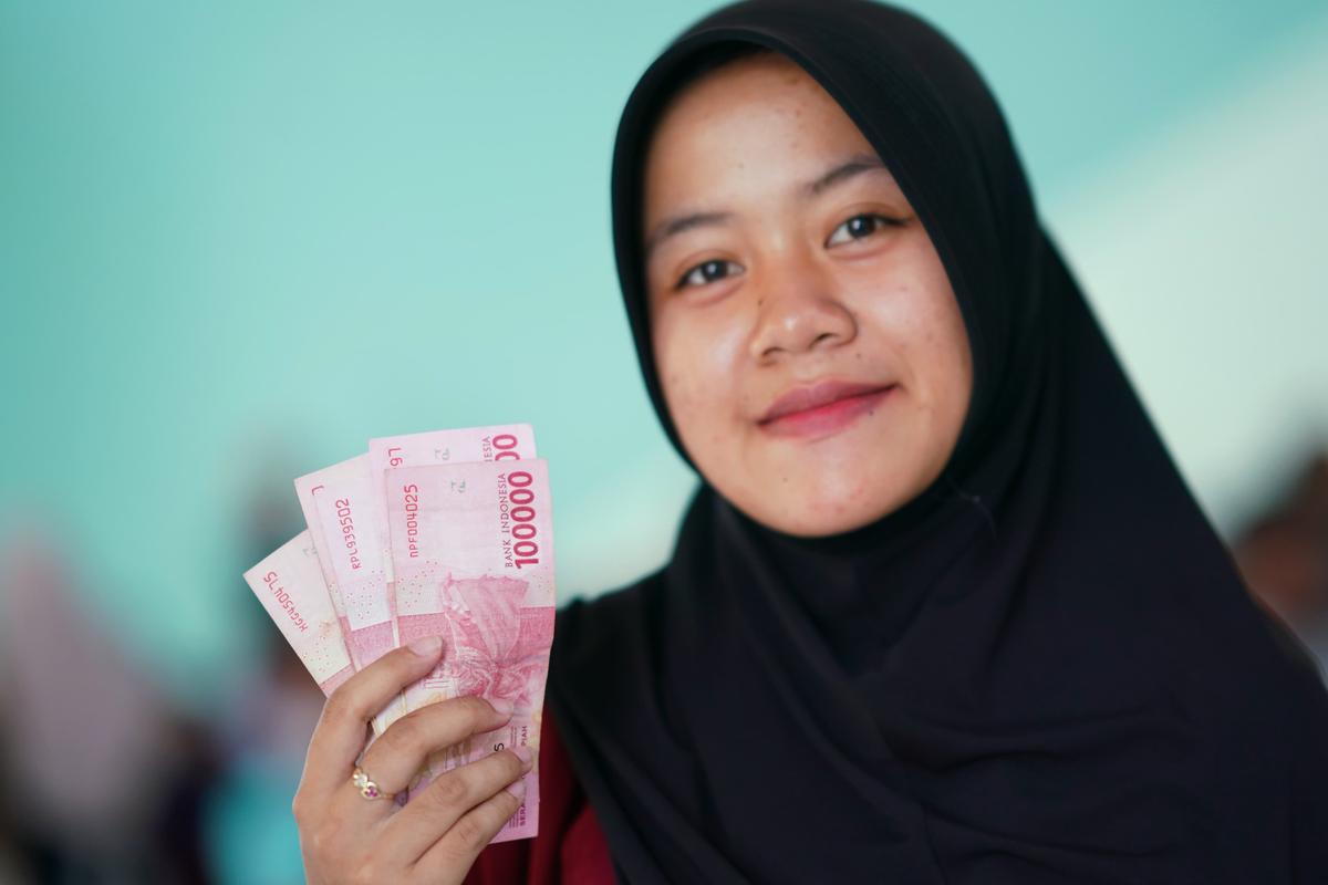 Foto 1 dari 19: Dinsos PPPA Kembali Salurkan BLT Daerah dan DBHCHT, Ada 3.353 Penerima