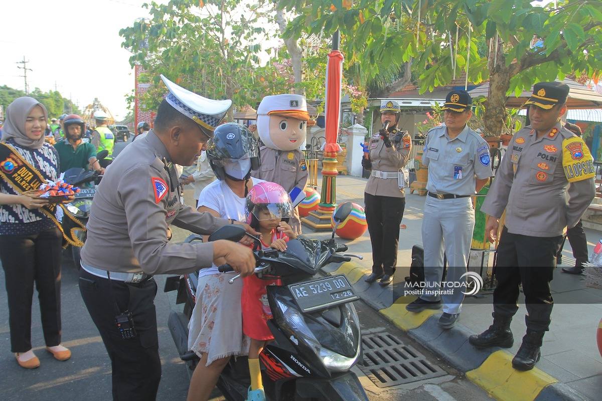 Foto 3 dari 5: Tak Pandang Usia, Pengendara Motor Wajib Pakai Helm