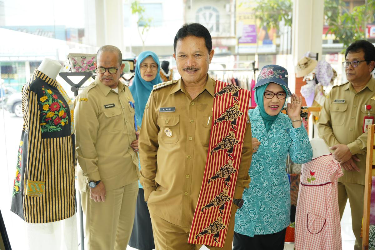 Foto 8 dari 8: Resmikan Gedung Dekranasda, Wali Kota Berharap Bawa Kemajuan untuk UMKM Kota Pendekar