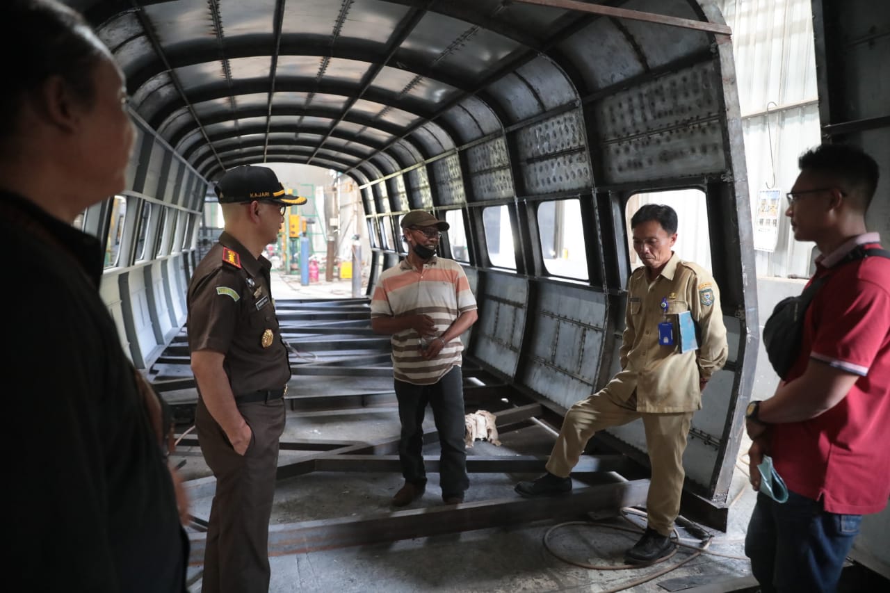 Foto 10 dari 10: Pastikan Pembuatan Replika Kereta Cepat Sesuai Jadwal, PUPR-TPH Sambangi Bengkel Pembuatan di Saradan