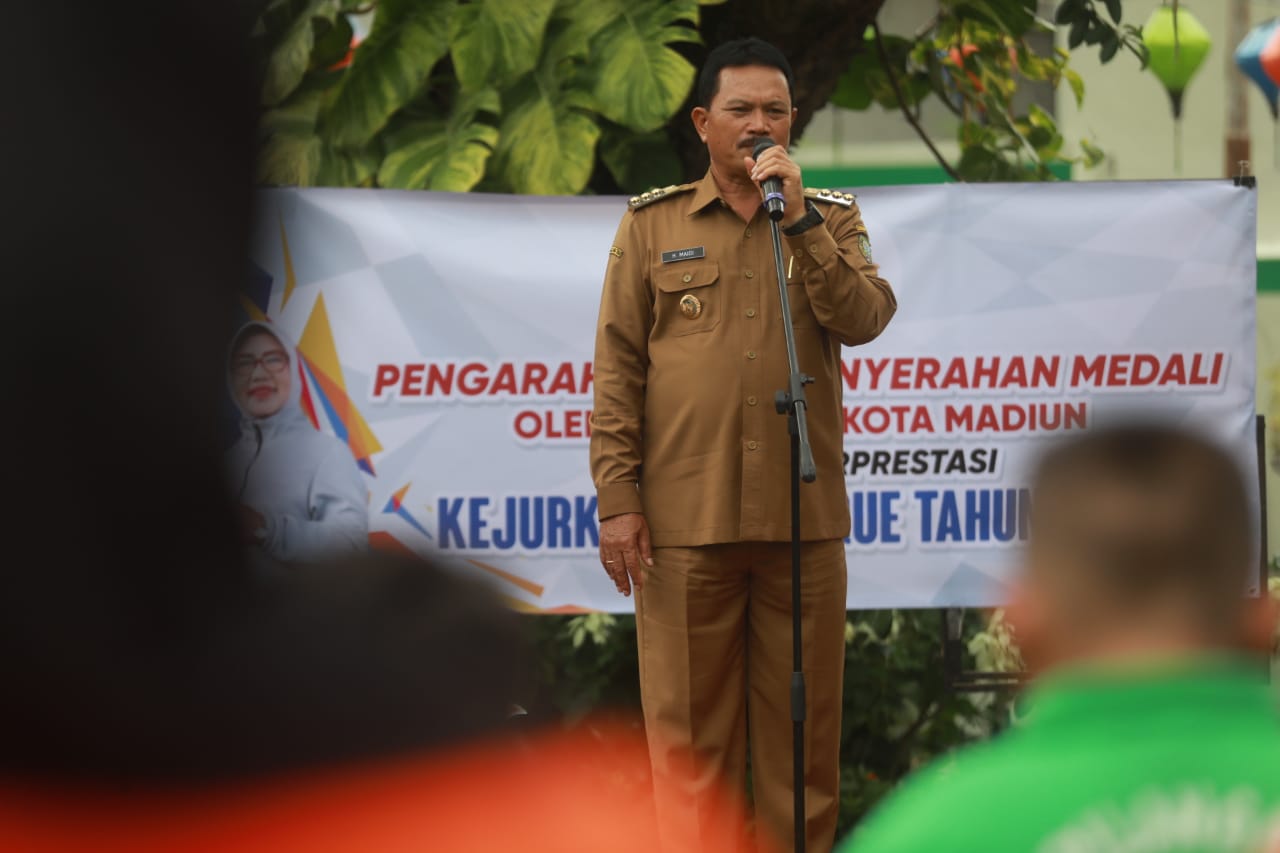 Foto 2 dari 13: Serahkan Medali Kejurkot Petanque 2023, Wali Kota Harap Prestasi Atlet Kota Madiun Terus Meningkat