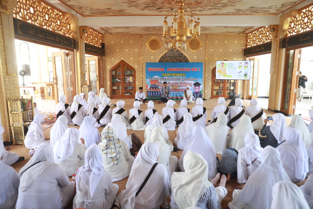 Foto 4 dari 10: Hadiri Wisuda Santri Lansia Omah Qur'an Darul Muqomah, Wali Kota : Tidak Ada Kata Terlambat Untuk Belajar
