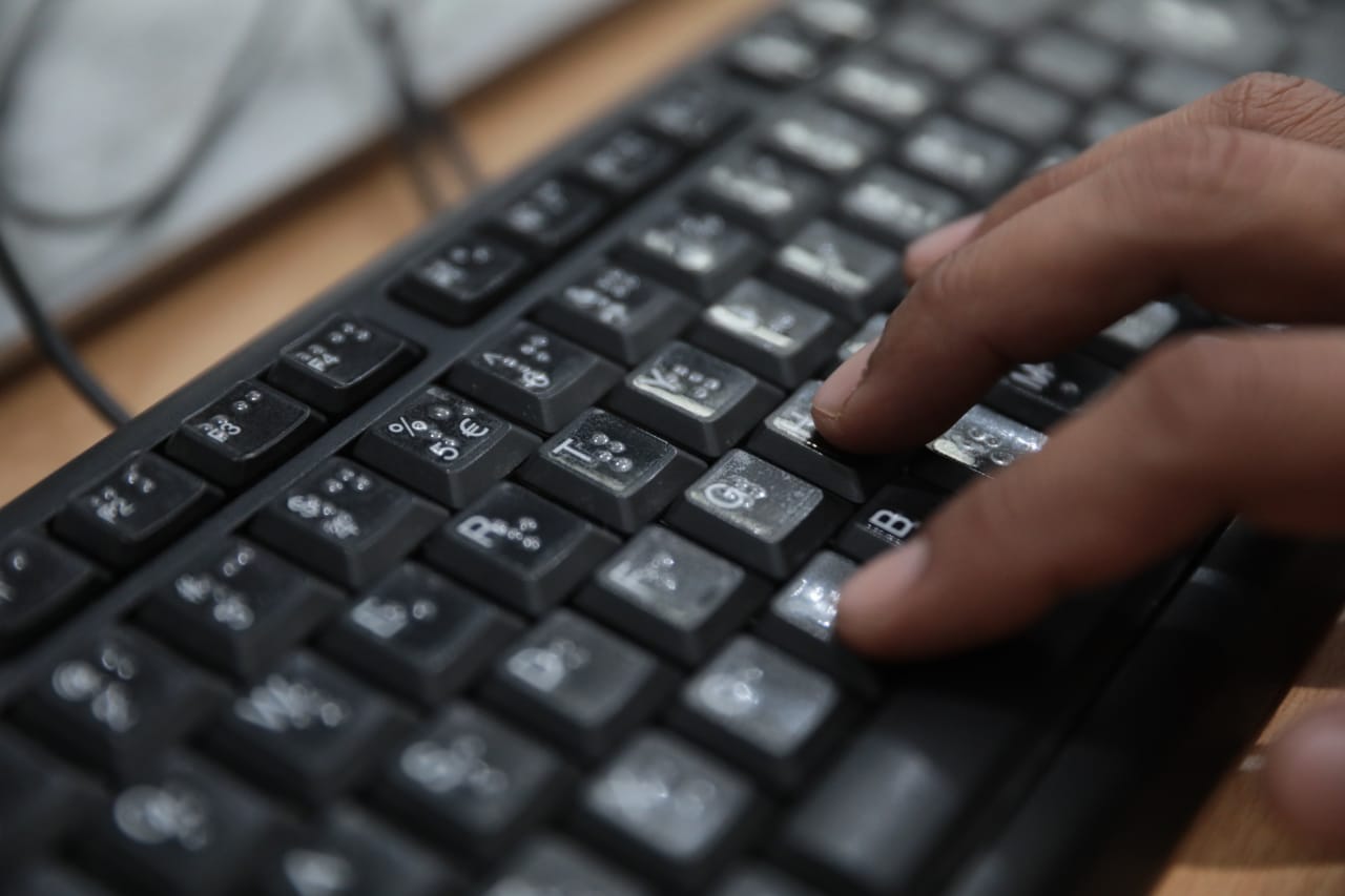 Madiun Kota Setara! Dinas Kominfo Fasilitasi Keyboard Braille Agar Difabel Mudah Akses Informasi