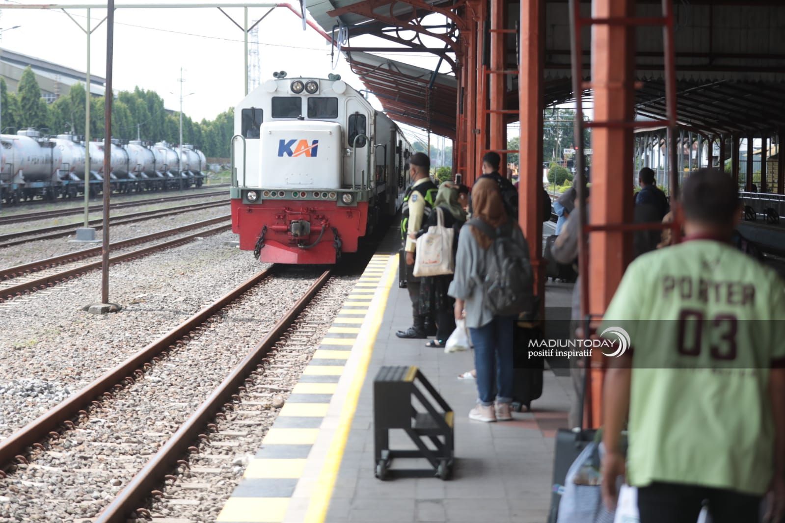 Foto 2 dari 2: Naik KA Melebihi Relasi Tiket, 3 Penumpang Kena Sanksi