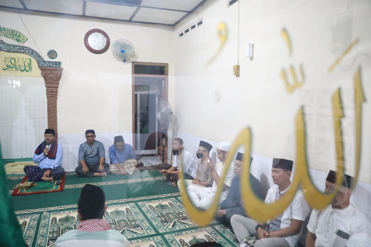 Foto 2 dari 14: Salat Isya di Musala Nurul Badiah, Wali Kota Silaturahmi Hingga Beri Bantuan ke Warga