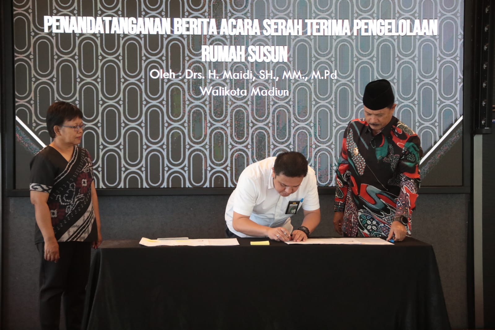 Foto 2 dari 8: Serah Terima Rusunawa III, Wali Kota: Kementerian PUPR Sudah Banyak Menanam Kebaikan di Kota Pendekar