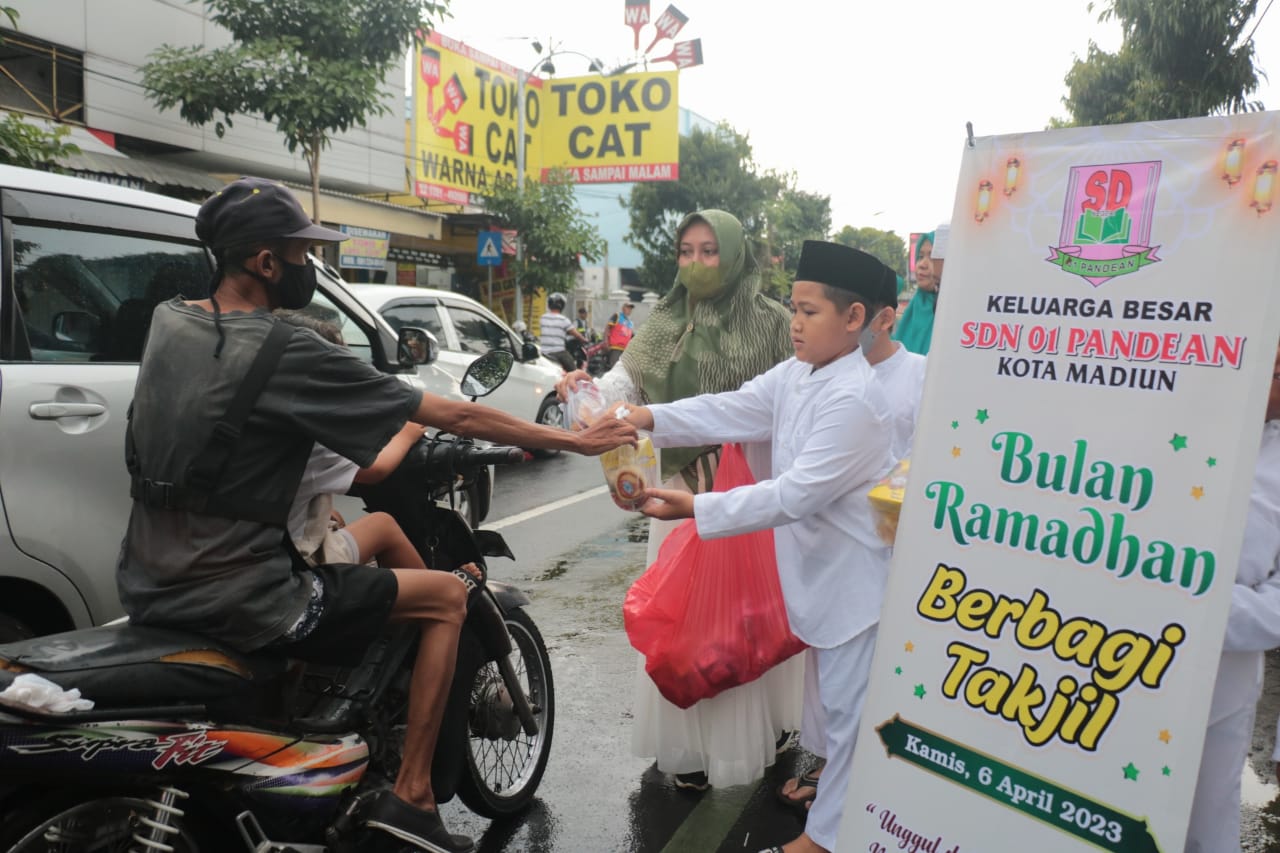 Foto 1 dari 7: Ajarkan Semangat Peduli Sesama, SDN 01 Pandean Ajak Siswa Bagi Takjil Untuk Pengguna Jalan