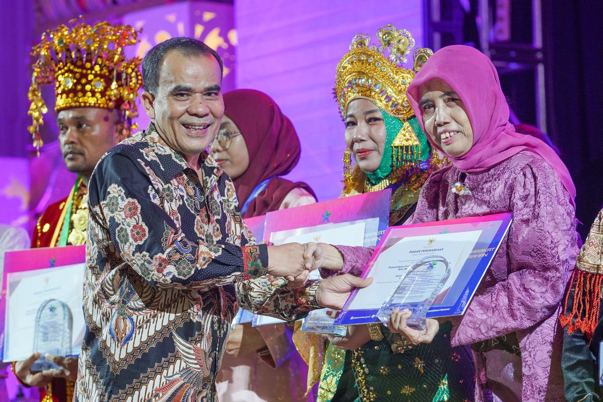 Foto 3 dari 6: Kisah Runtut Widajati, 21 Tahun Urus Perpus Kelurahan, Kini Berbuah Tiga Penghargaan Nasional