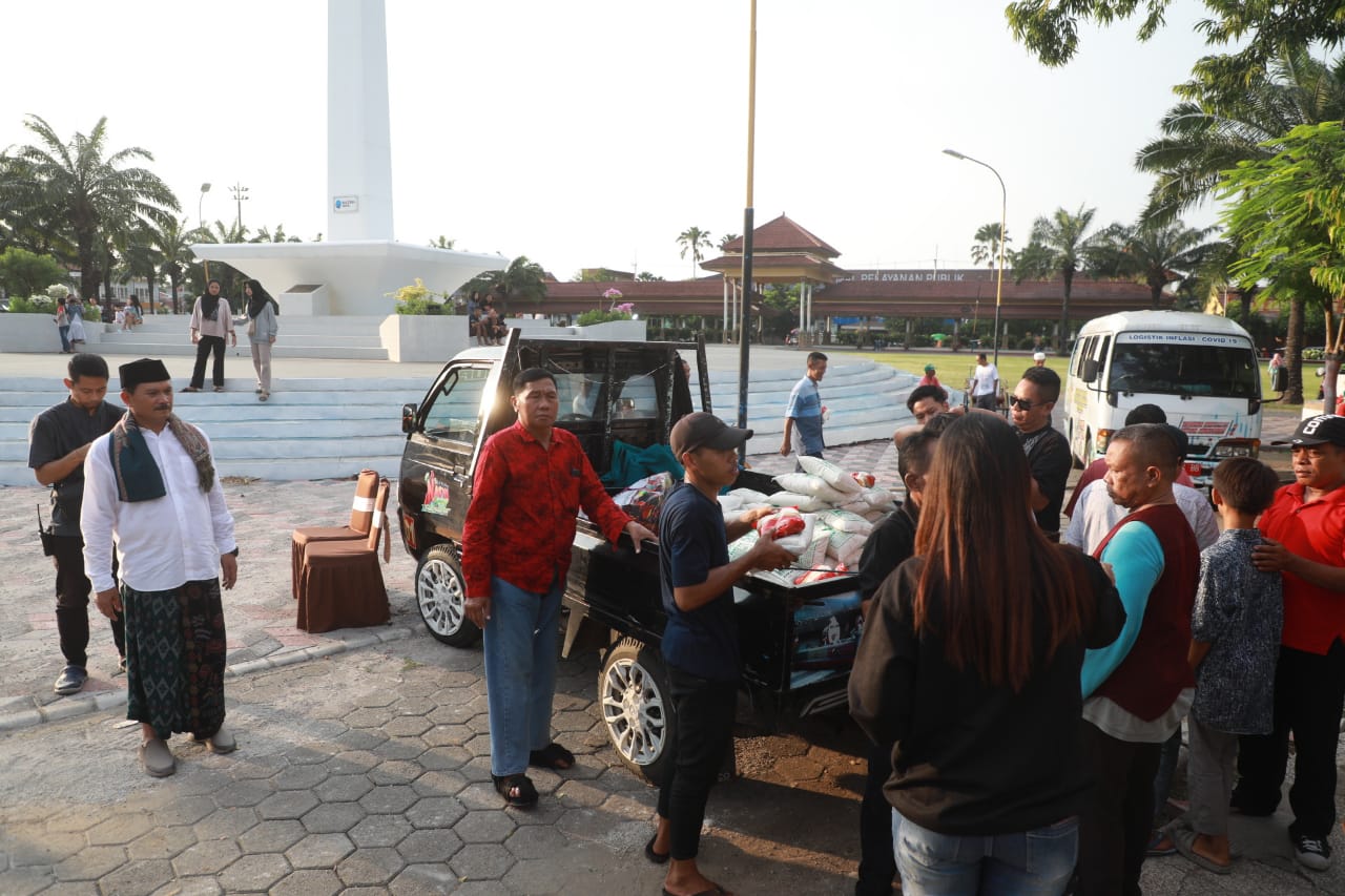 Foto 13 dari 13: Bagikan Ratusan Beras dan Gula ke PKL, Wali Kota: Sembako Selalu Ada
