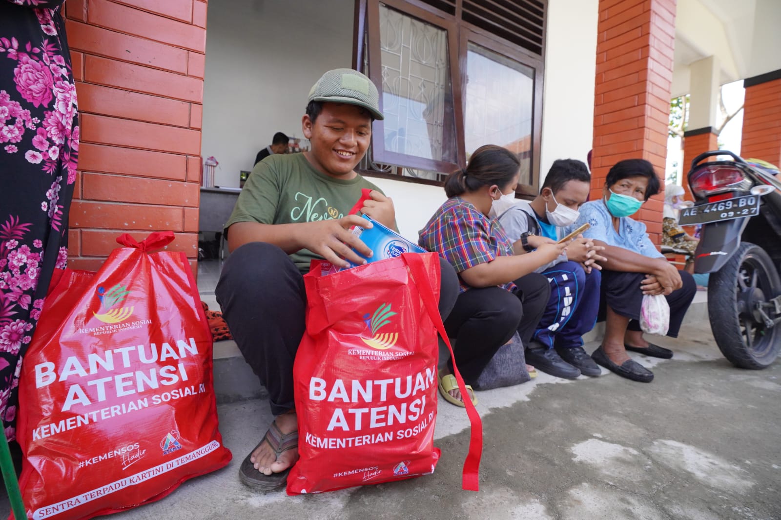 Foto 4 dari 7: Penyerahan Bantuan Kemensos Berlanjut, Hari Ini 345 PPKS Terima Bantuan Sembako