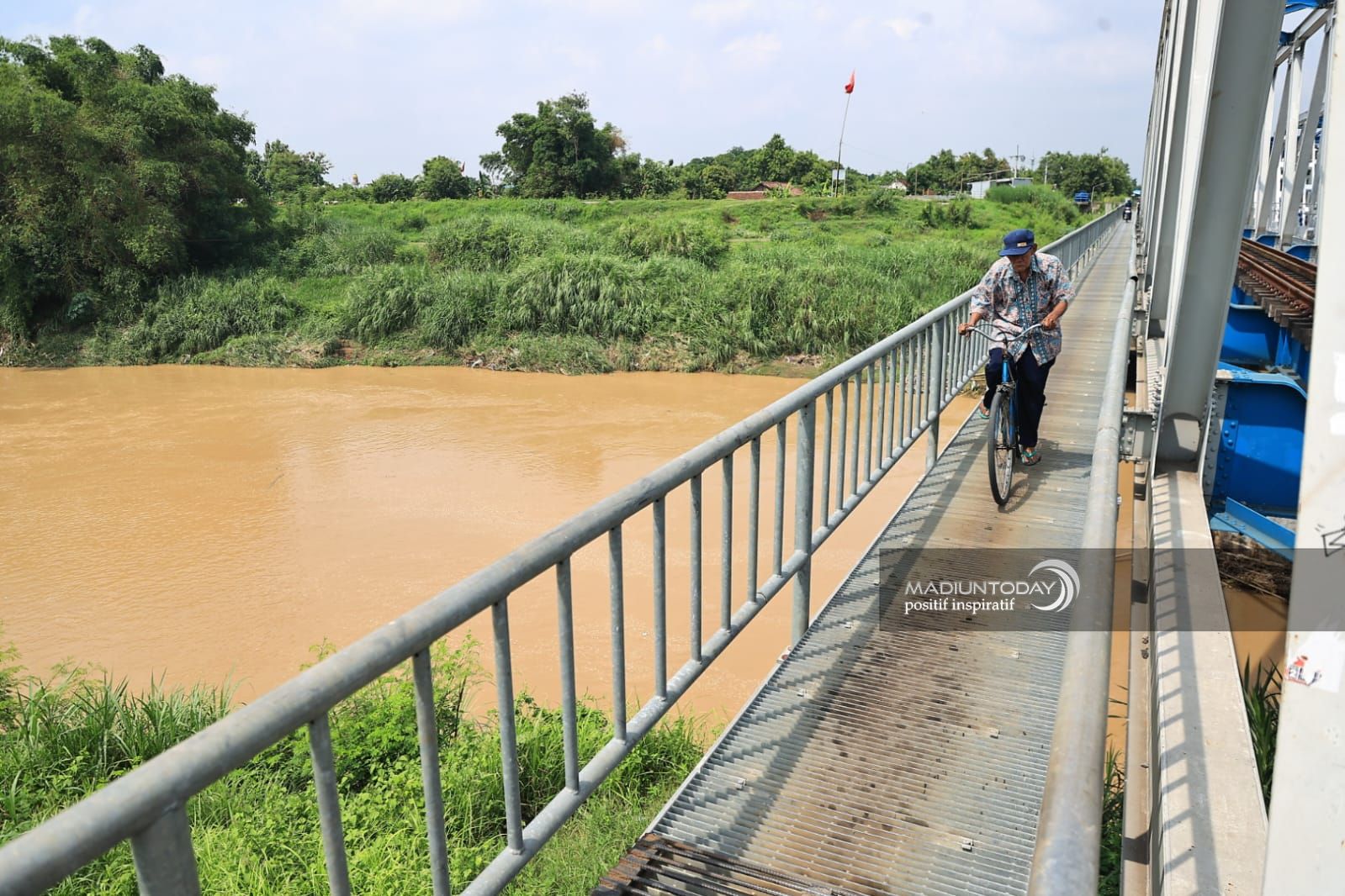 Foto 1 dari 5: Jembatan Legend Penghubung Winongo dan Madiun Lor