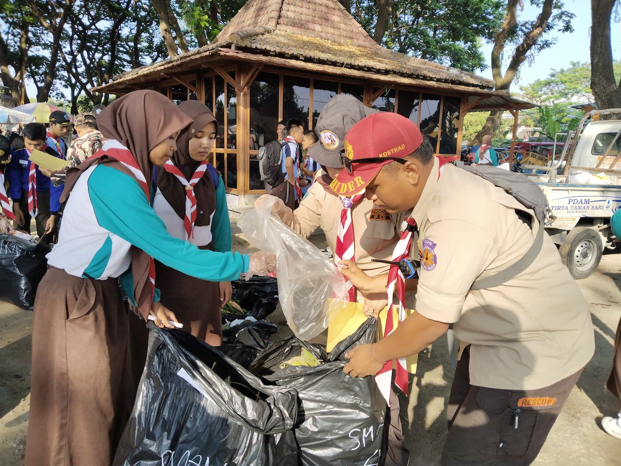 Foto 6 dari 9: Gelar Jalan Sehat, Satpol PP Ajak Siswa Jaga Kebersihan Lingkungan