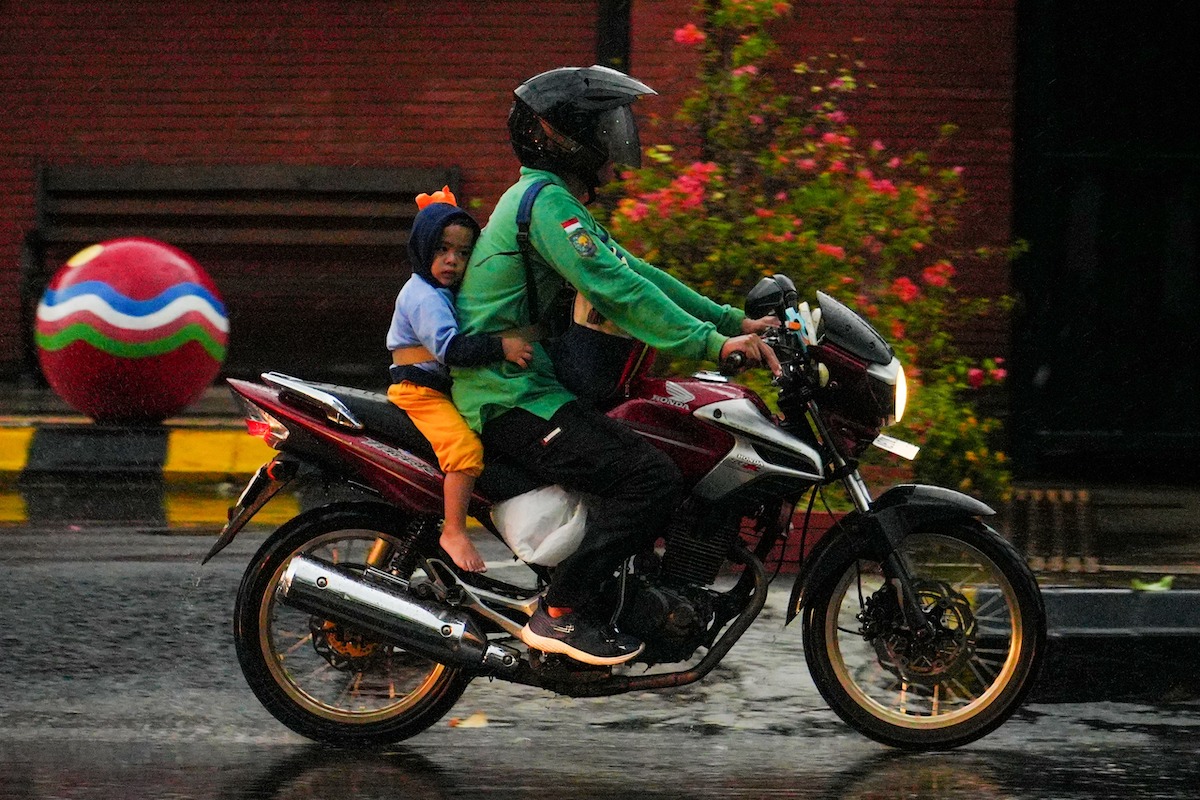 Foto 5 dari 9: Segar! Akhirnya Hujan Guyur Kota Pendekar