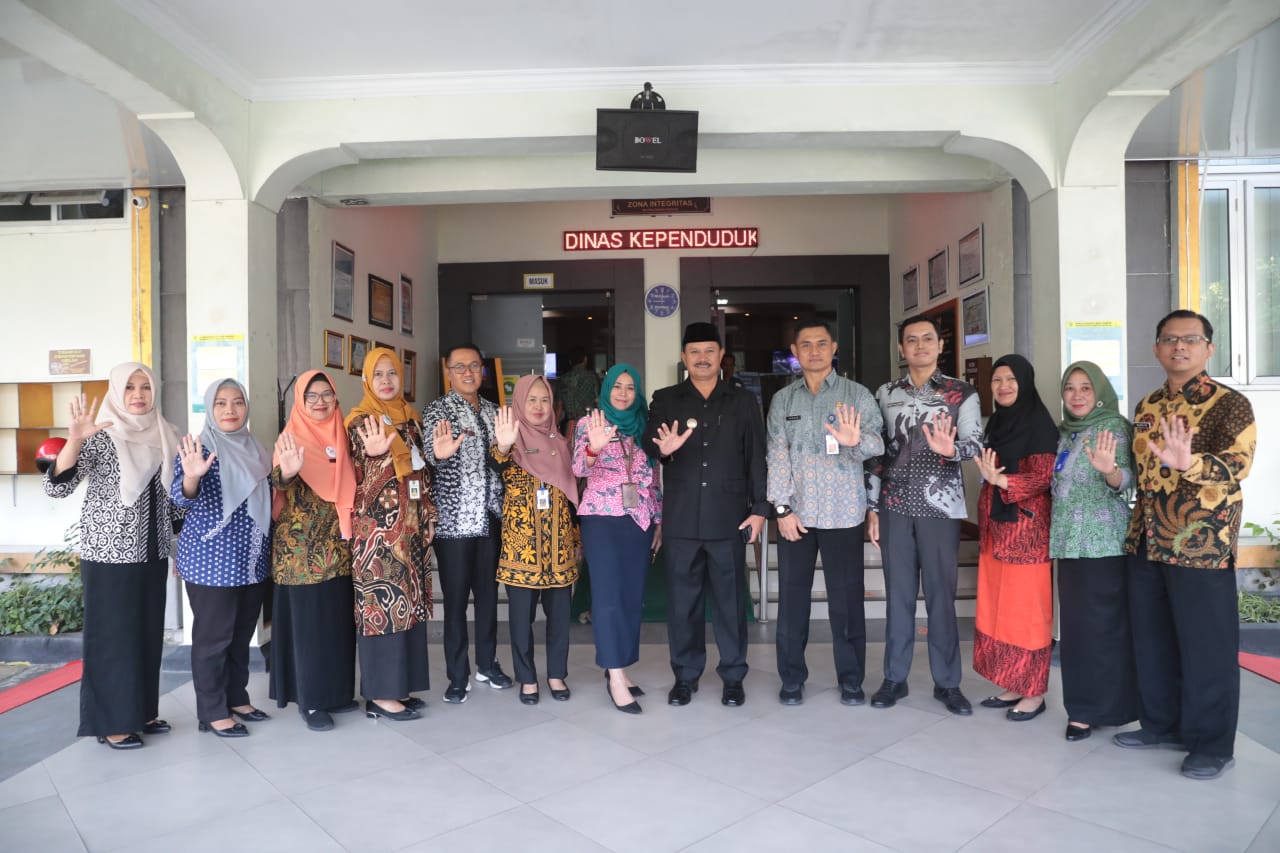 Foto 9 dari 10: Pembinaan Pegawai Dukcapil, Wali Kota: Dukcapil Pelayanannya Bukan Jam Kerja, Tetapi Hasil Kerja
