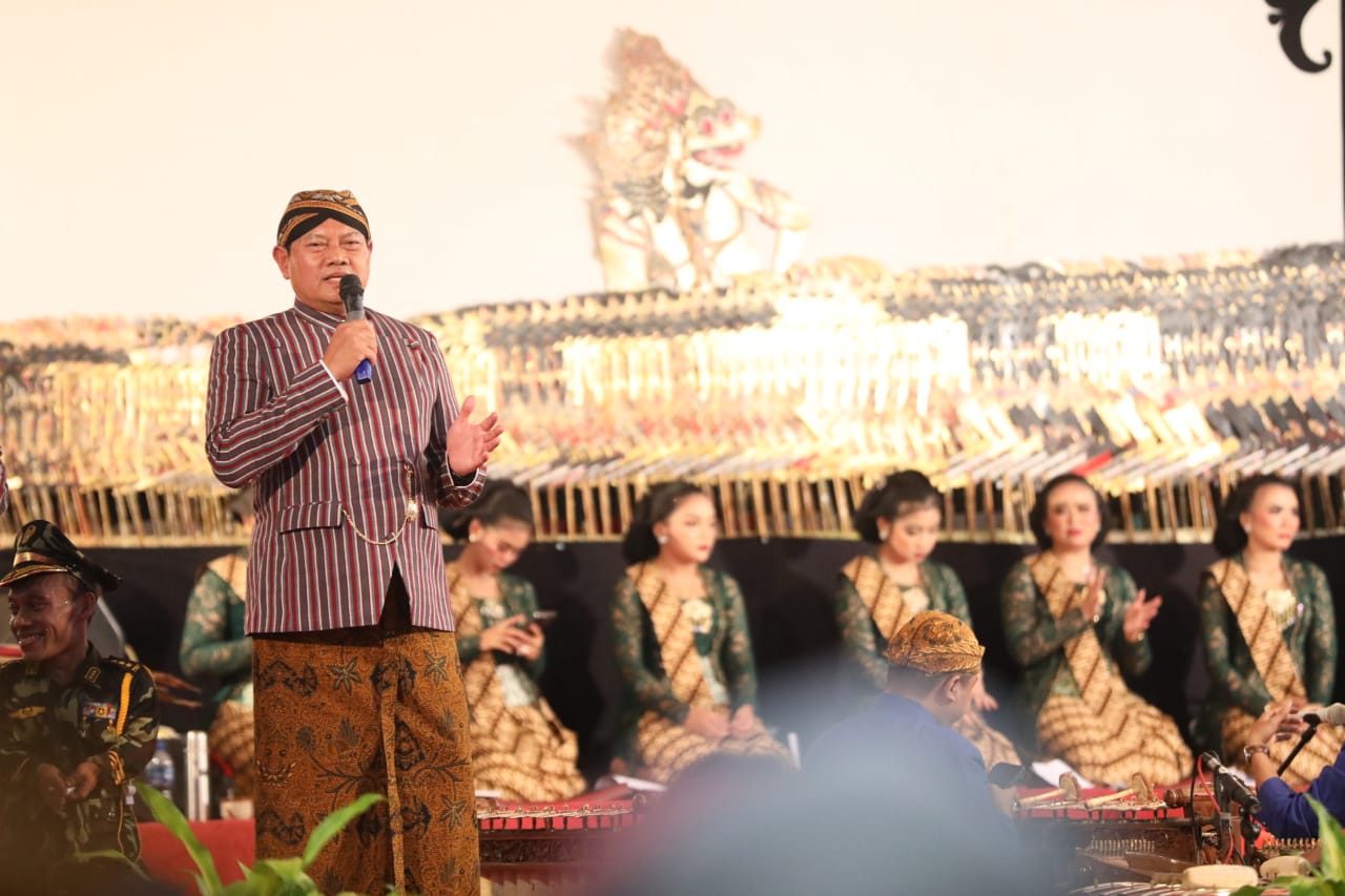 Foto 4 dari 11: Saksikan Pagelaran Wayang Kulit di Korem, Panglima: Kalau ke Kota Madiun dulu itu Nglencer