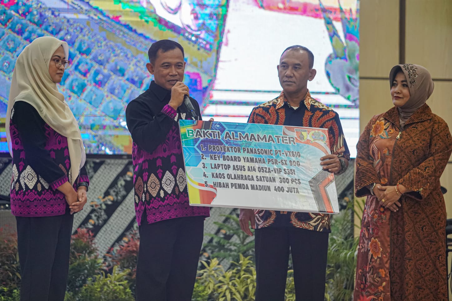Foto 1 dari 8: Pucuk Pimpinan Korem 081 Berganti, Kolonel Inf Sugiono Gantikan Kolonel Deni Rejeki