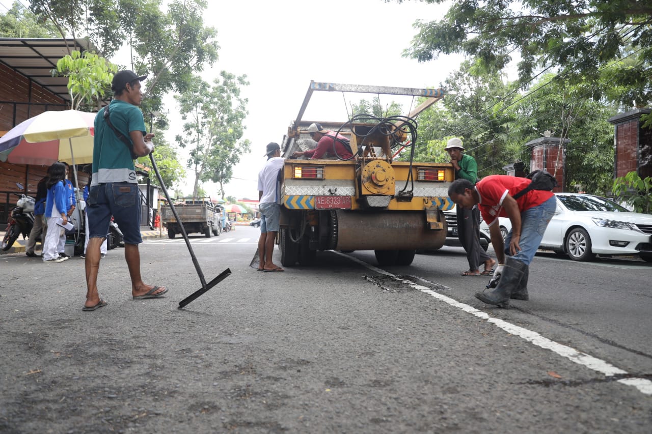 Foto 4 dari 8: Antisipasi Kecelakaan, DPUPR Tutup Jalan Berlubang
