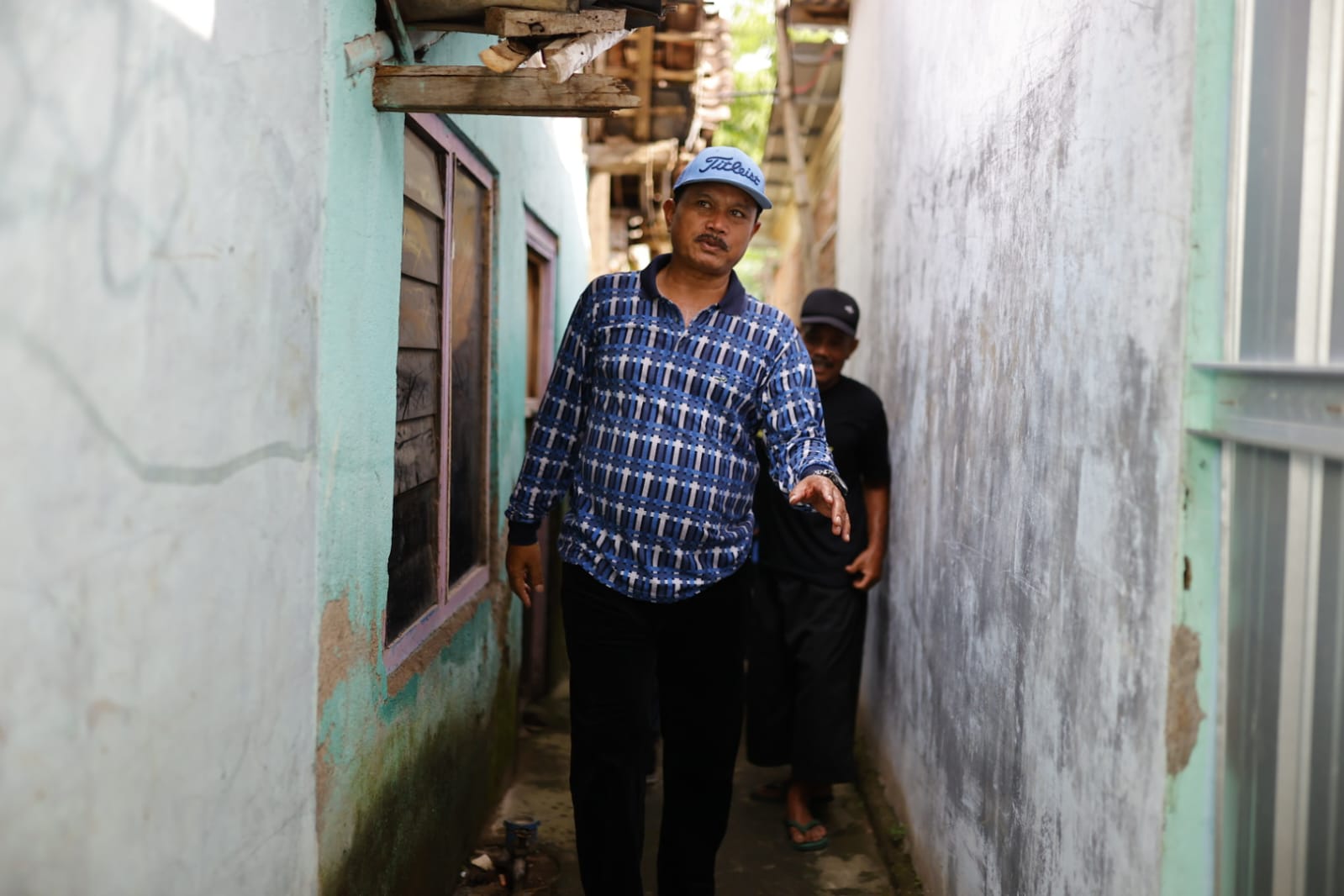 Foto 7 dari 9: Tebarkan Suka Cita, Wali Kota Salurkan Sembako Untuk Warga Kampung Baru Demangan