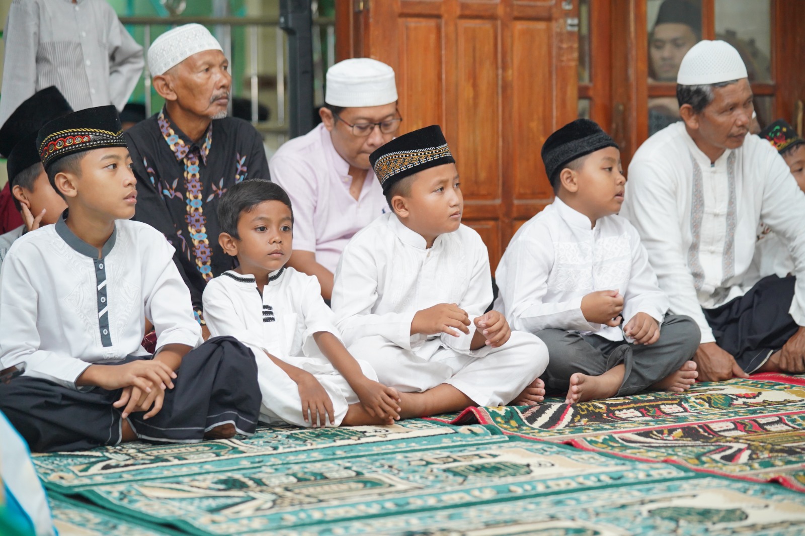 Foto 9 dari 10: Salat Isya di Masjid Al Muttaqin, Wali Kota Juga Salurkan Berbagai Bantuan