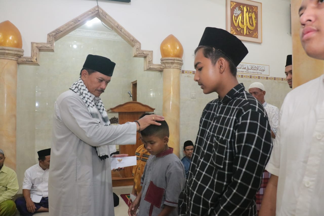 Foto 4 dari 7: Salat Isya dan Tarawih Safari Ramadan di Masjid Sayyidina ‘Ali Wali Kota Pesan Jaga Kondusifitas Kota Jelang Idul Fitri