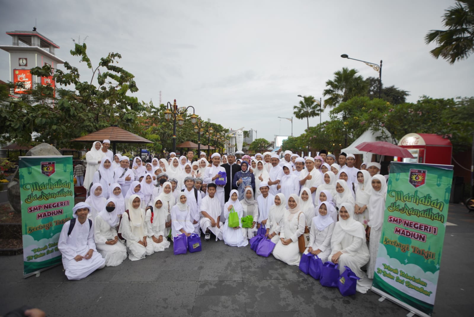 Foto 8 dari 9: Manfaatkan Momen Ramadhan, SMPN 1 Ajak Siswa Berbagi Sesama Bersama Wali Kota
