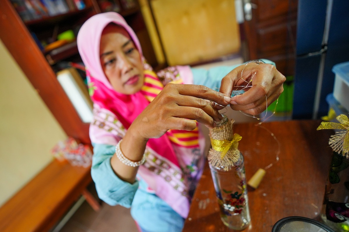 Foto 7 dari 9: Cantiknya Glass Painting Berhias Lampu Karya Myartin Indriawatie