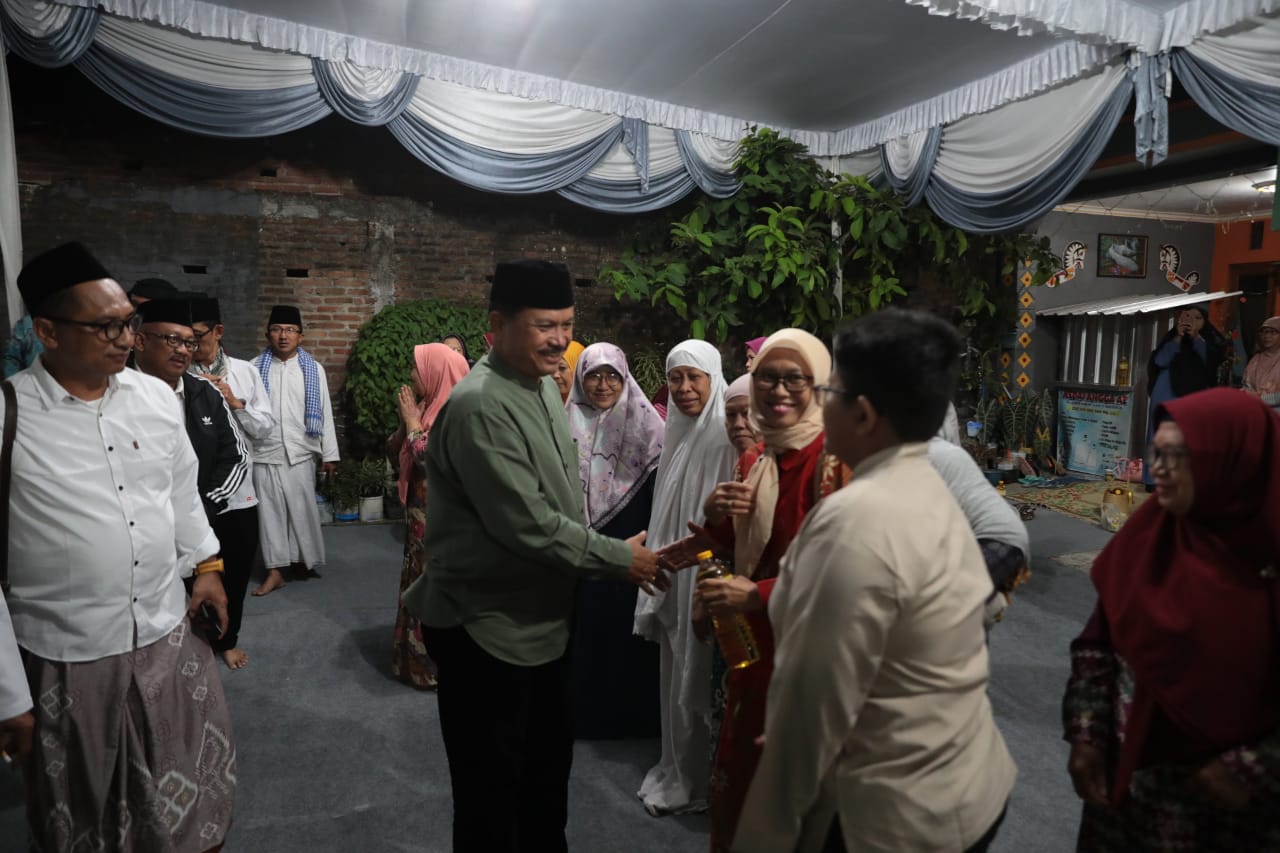 Foto 6 dari 11: Salat Isya di Masjid Al-A’raaf Janursari Kelurahan Manisrejo, Wali Kota Salurkan Bantuan Sekaligus Sampaikan Progres Pembangunan