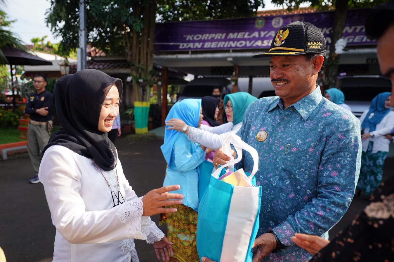 Foto 3 dari 10: Peringati Hari Kartini, Wali Kota Maidi Beri Perhatian Srikandi Kebersihan