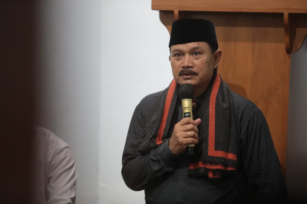 Foto 2 dari 10: Shalat Isya Berjamaah Di Masjid Al Ikhlas, Wali Kota Ajak Masyarakat Jaga Kerukunan