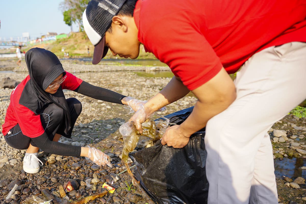 Foto 6 dari 9: Peduli Lingkungan Sekaligus Peringati World Clean Up Day, Ace Hardware Gelar Bersih-Bersih Kali Bantaran