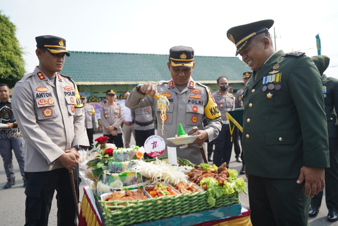 Foto 1 dari 11: Rayakan HUT Ke-77 TNI, Polisi Kota/Kabupaten Beri Kejutan Untuk Korem