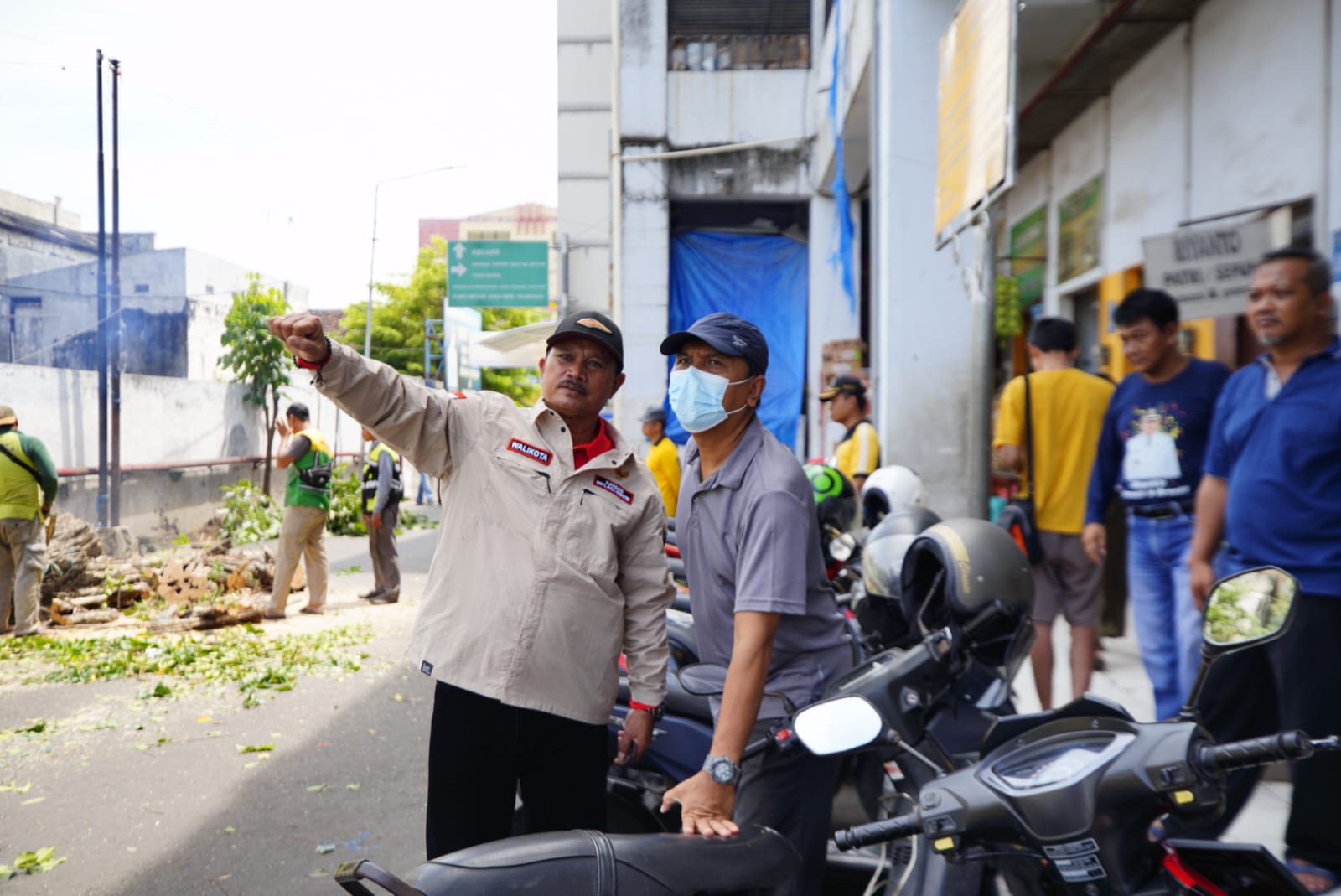 Foto 2 dari 7: Tingkatkan Kenyamanan Pengunjung, Wali Kota Gelar Kerja Bakti Di Pasar Besar