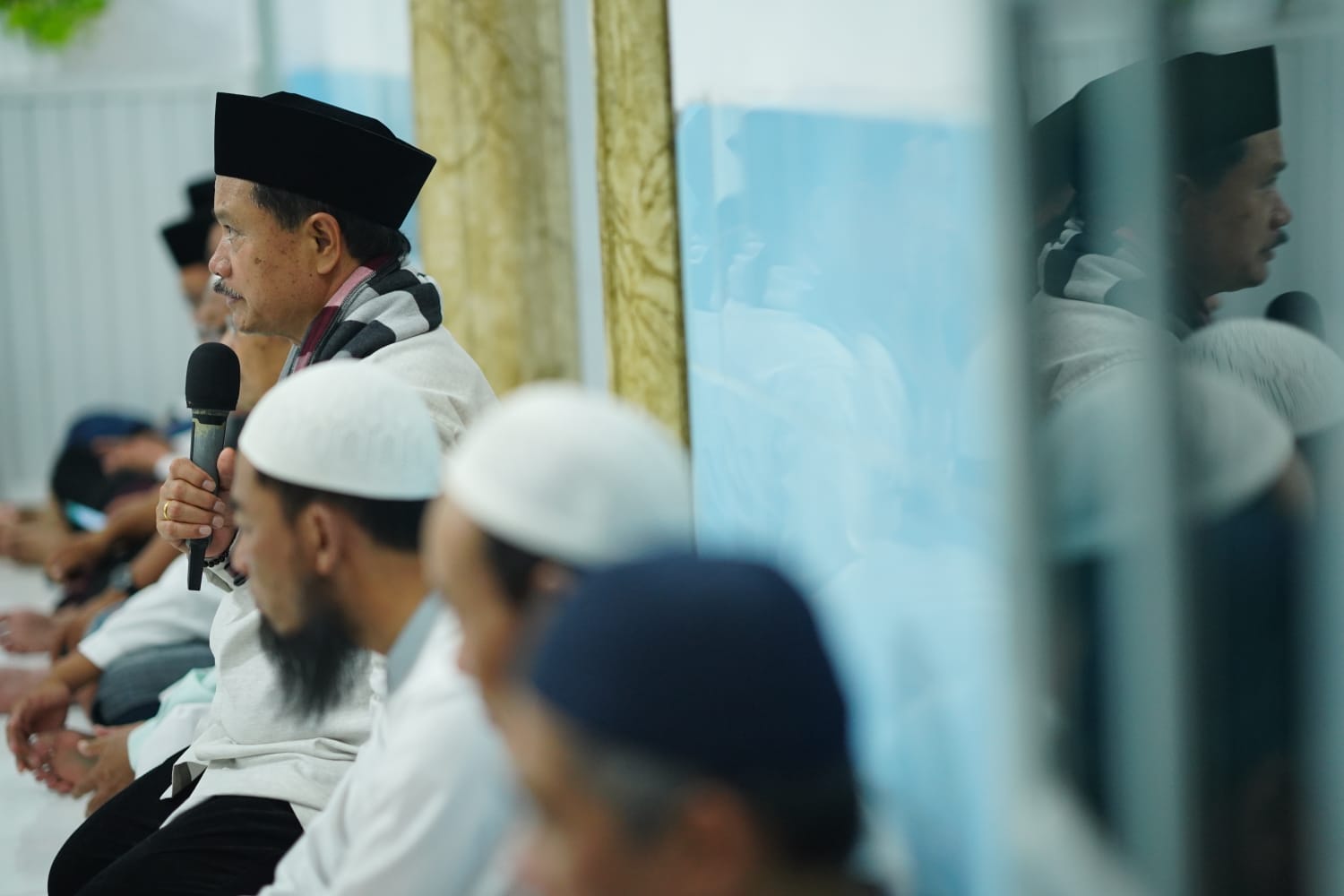 Foto 1 dari 10: Salat Isya di Masjid Miftahul Huda, Wali Kota Ajak Jamaah Bangun Nuansa Religi Jelang Puasa