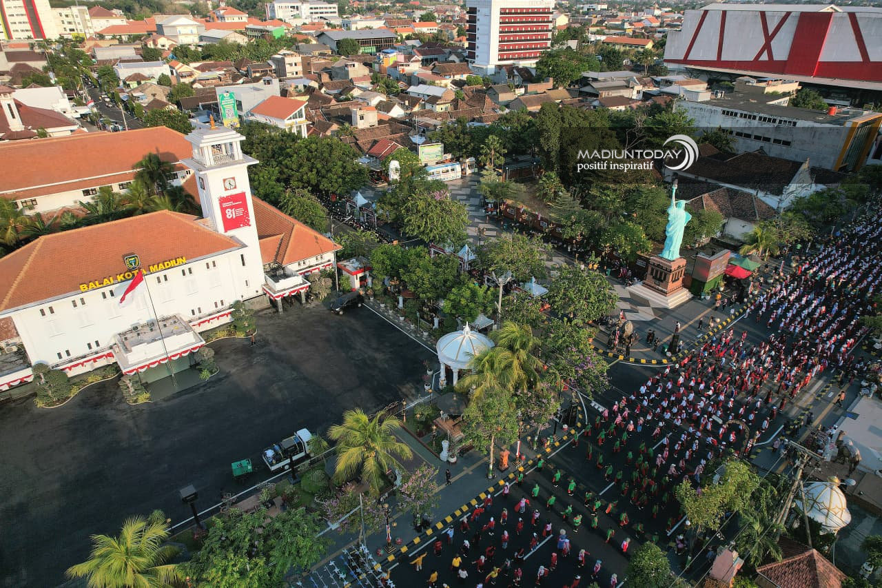 Foto 10 dari 12: Madiun Menari Milik Warga Kota, Plt Wali Kota Ajak Masyarakat Saksikan dan Menari Bersama