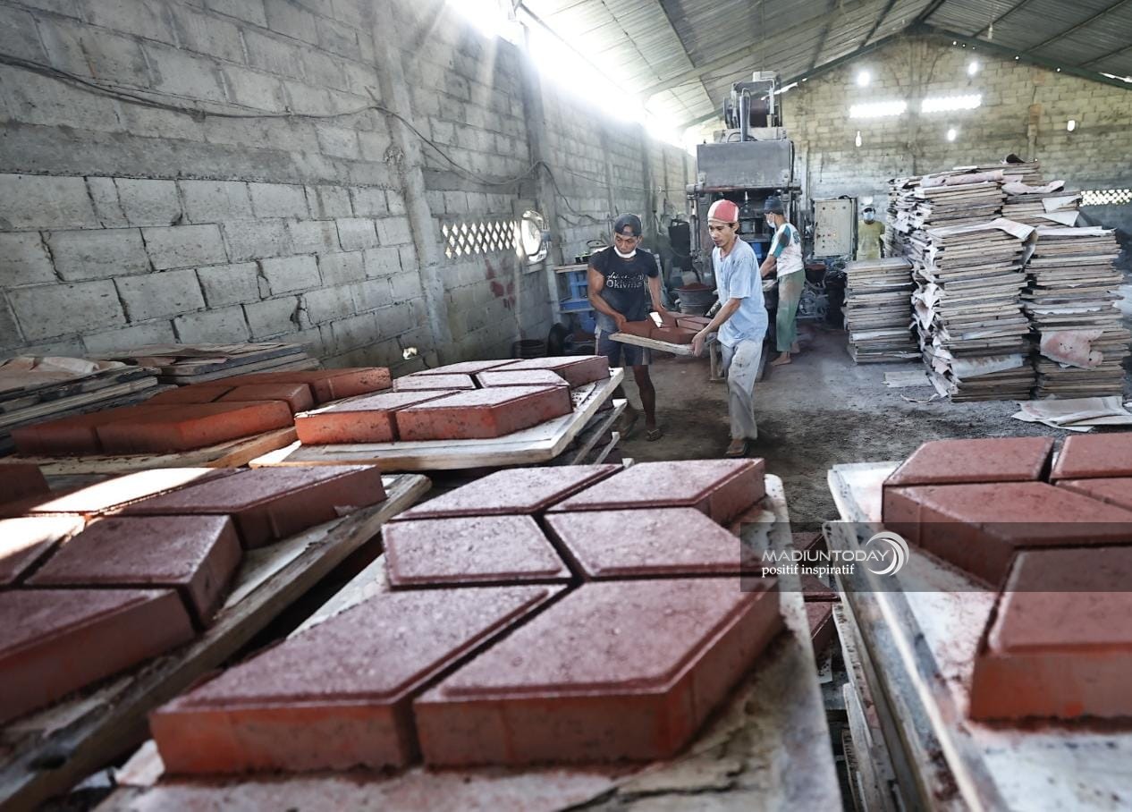 Foto 4 dari 5: Cek Tempat Produksi, Wali Kota Pastikan Proyek Pavingisasi 44 Ribu Meter On Progres